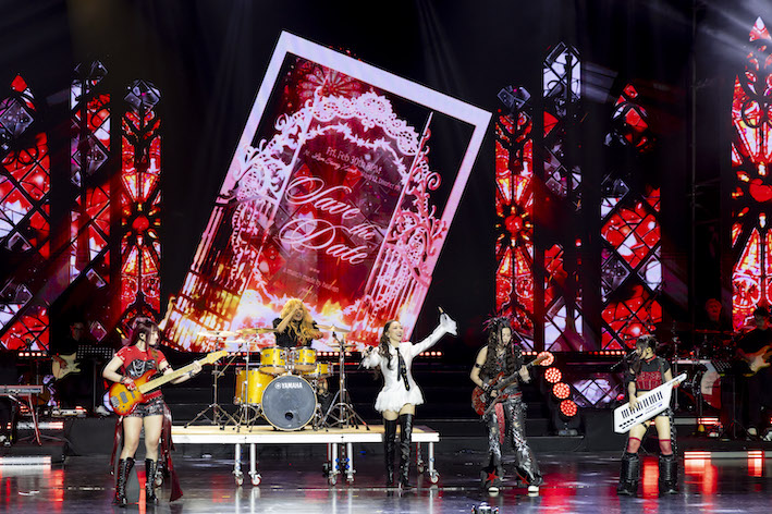 Phần trình diễn gây bão của Tóc Tiên và các Em xinh say hi 