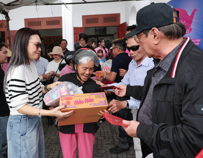 Mang đến những món quà nhỏ nhưng thiết thực cho người dân