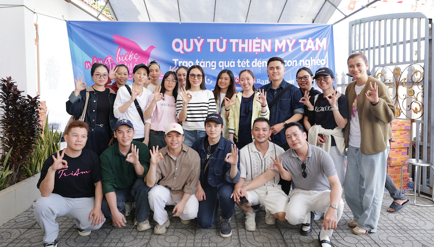 Khán giả và ekip đồng hành với nữ ca sĩ 