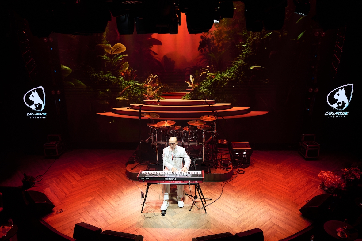 Phan Đinh Tùng thể hiện tài năng chơi nhiều nhạc cụ