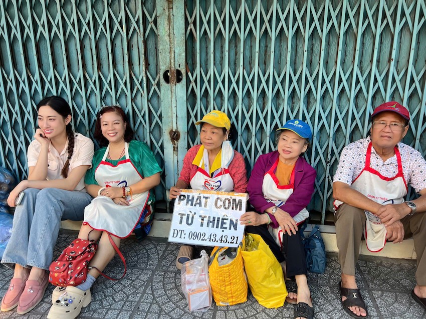 Nàng hậu xuất hiện giản dị cùng các tình nguyện viên