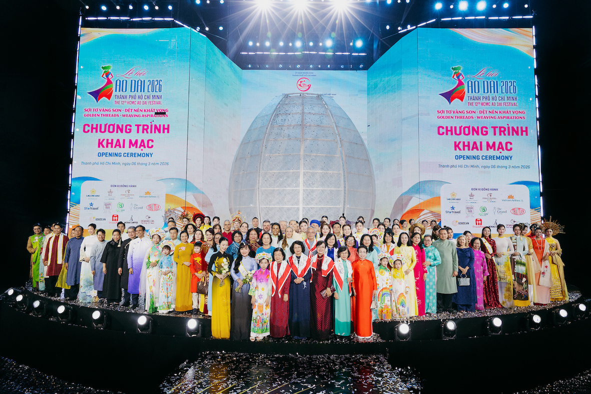 Đông đảo các nghệ sĩ, người mẫu tham gia đêm trình diễn khai mạc Lễ hội áo dài năm nay
