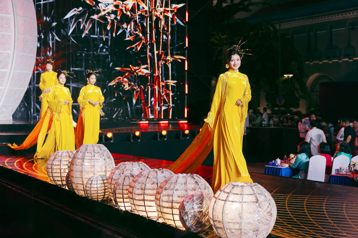 Hàng trăm nghệ sĩ, hoa hậu cùng  tôn vinh áo dài trên đường đi bộ Nguyễn Huệ 