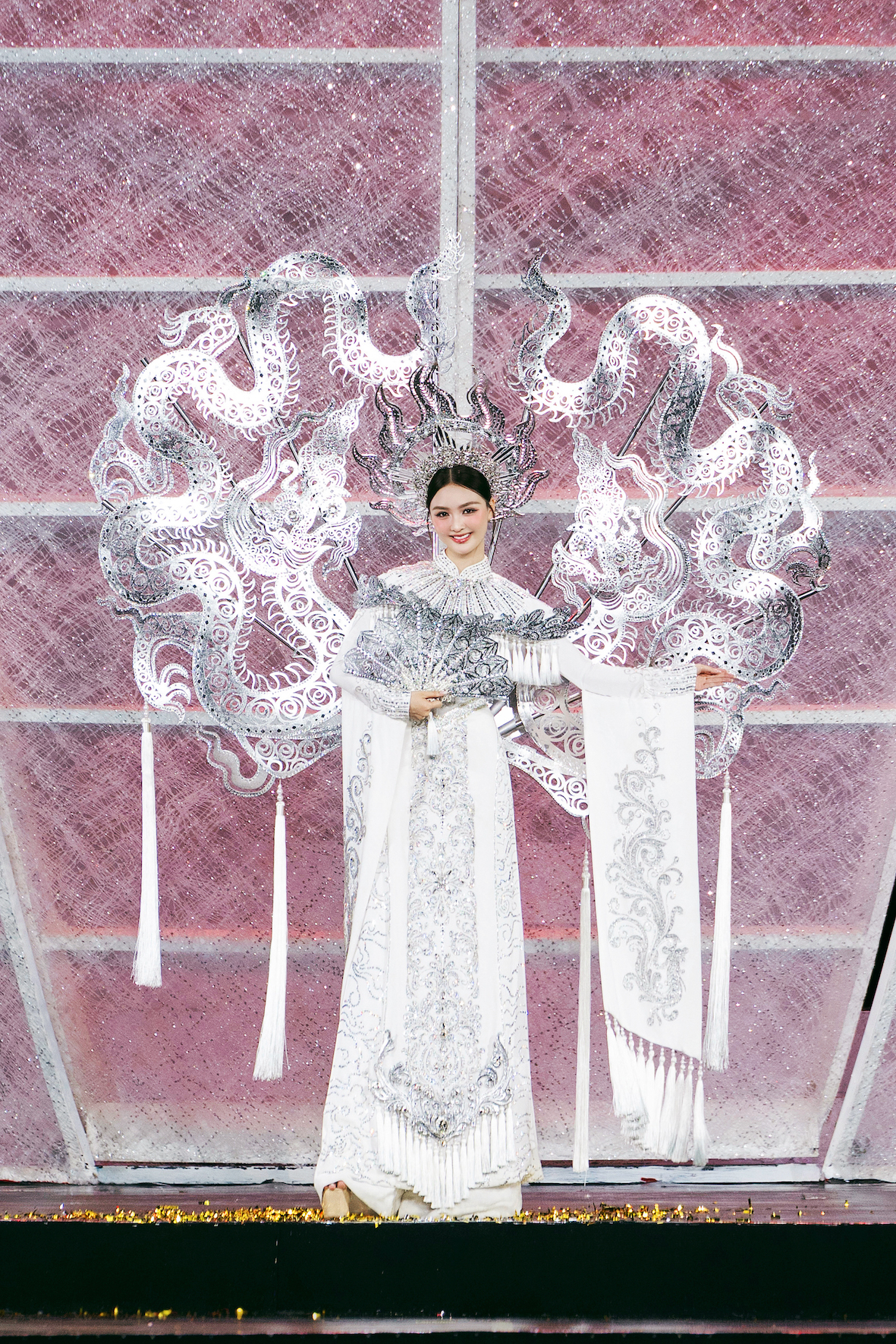 Hàng trăm nghệ sĩ, hoa hậu cùng  tôn vinh áo dài trên đường đi bộ Nguyễn Huệ 