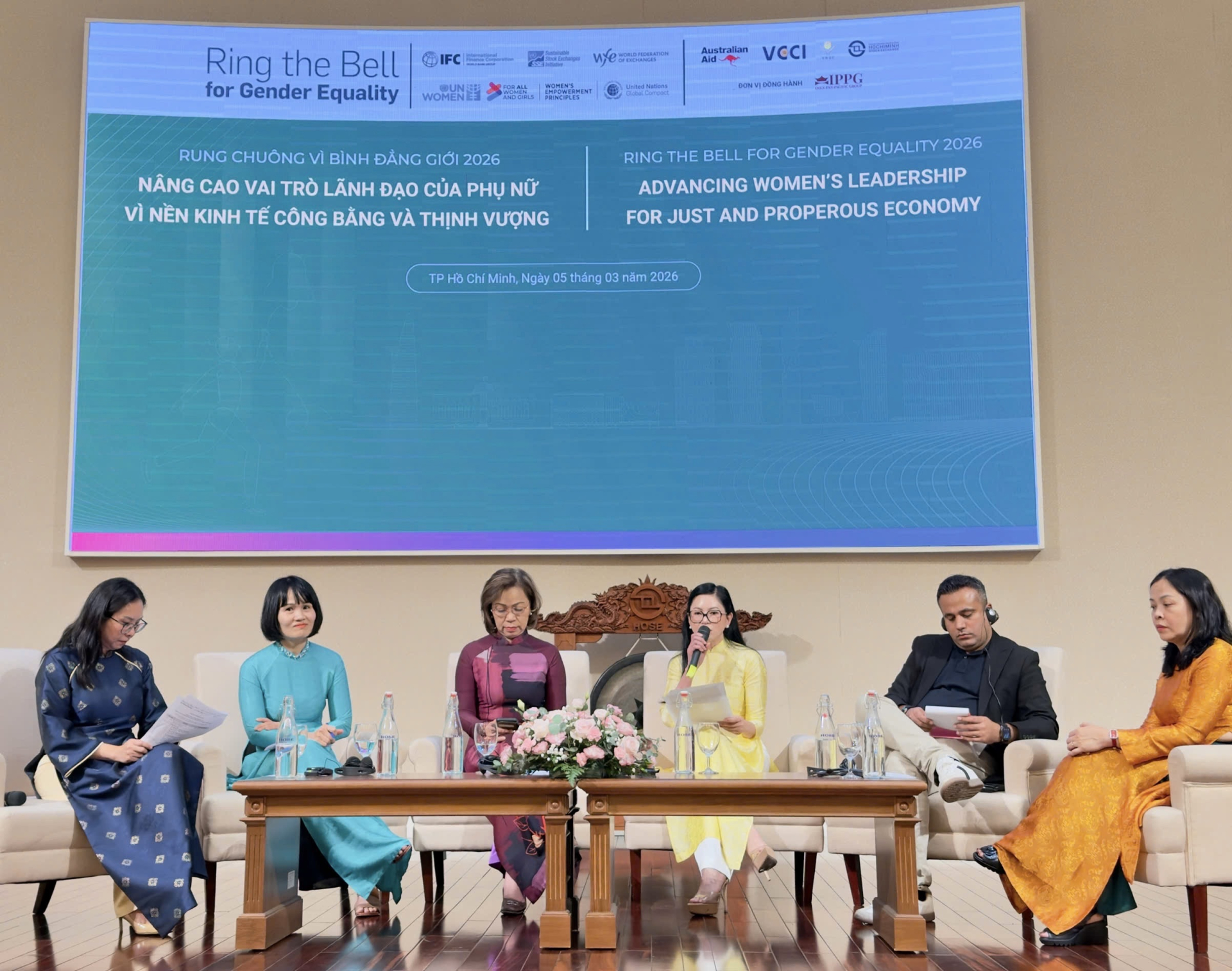 Bà Lê Hồng Thuỷ Tiên đang trao đổi với các đại biểu tại sự kiện