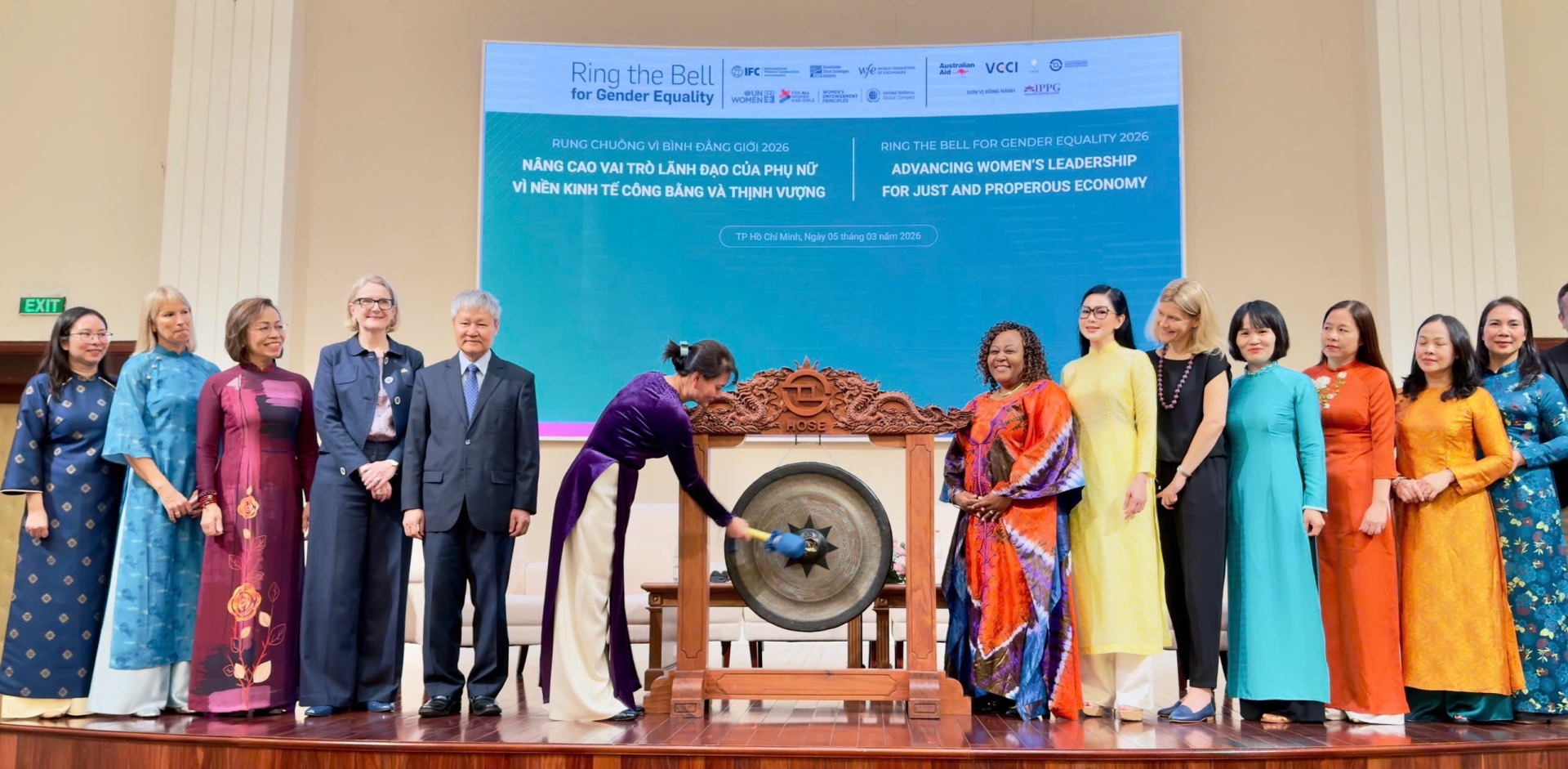 Các đại biểu tham gia thực hiện khai mạc chương trình