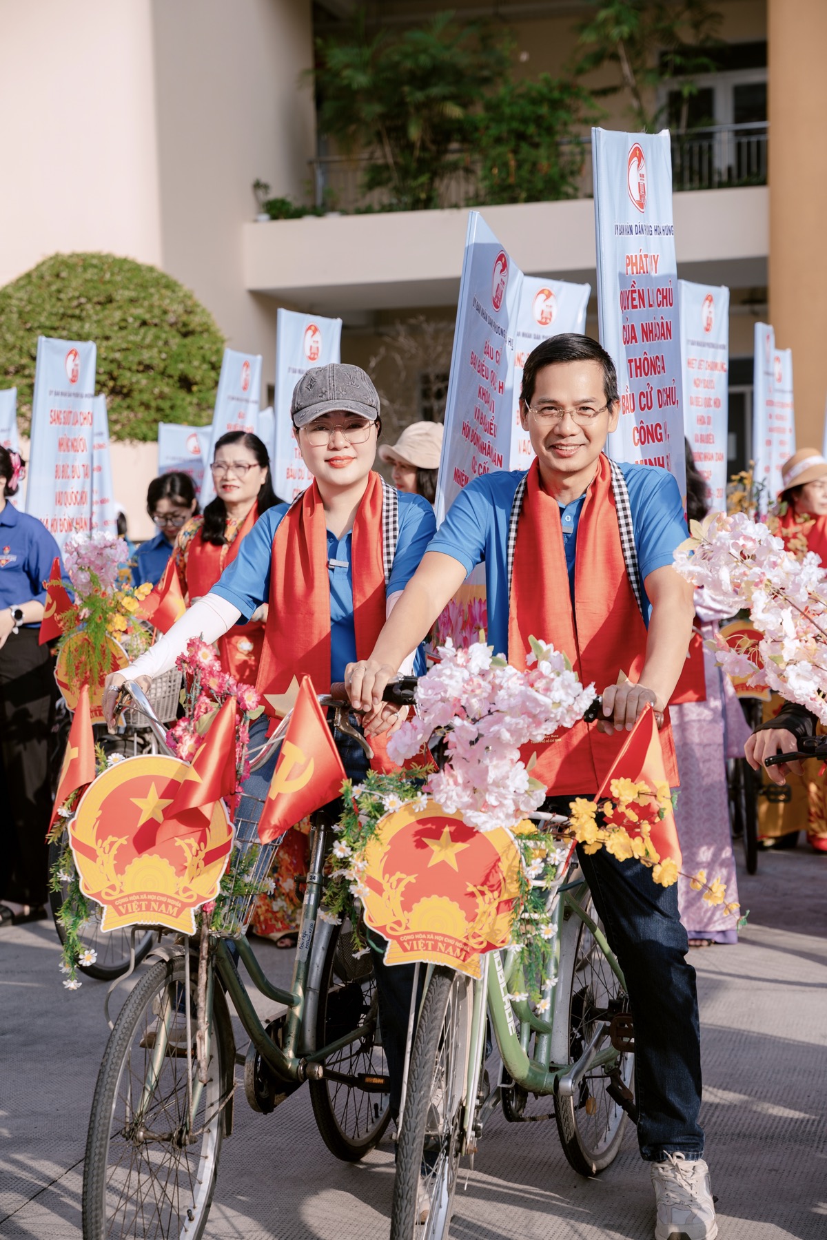 Hoa hậu Hoàng Thanh Nga cùng chồng tham gia đạp xe tuyên truyền Ngày bầu cử