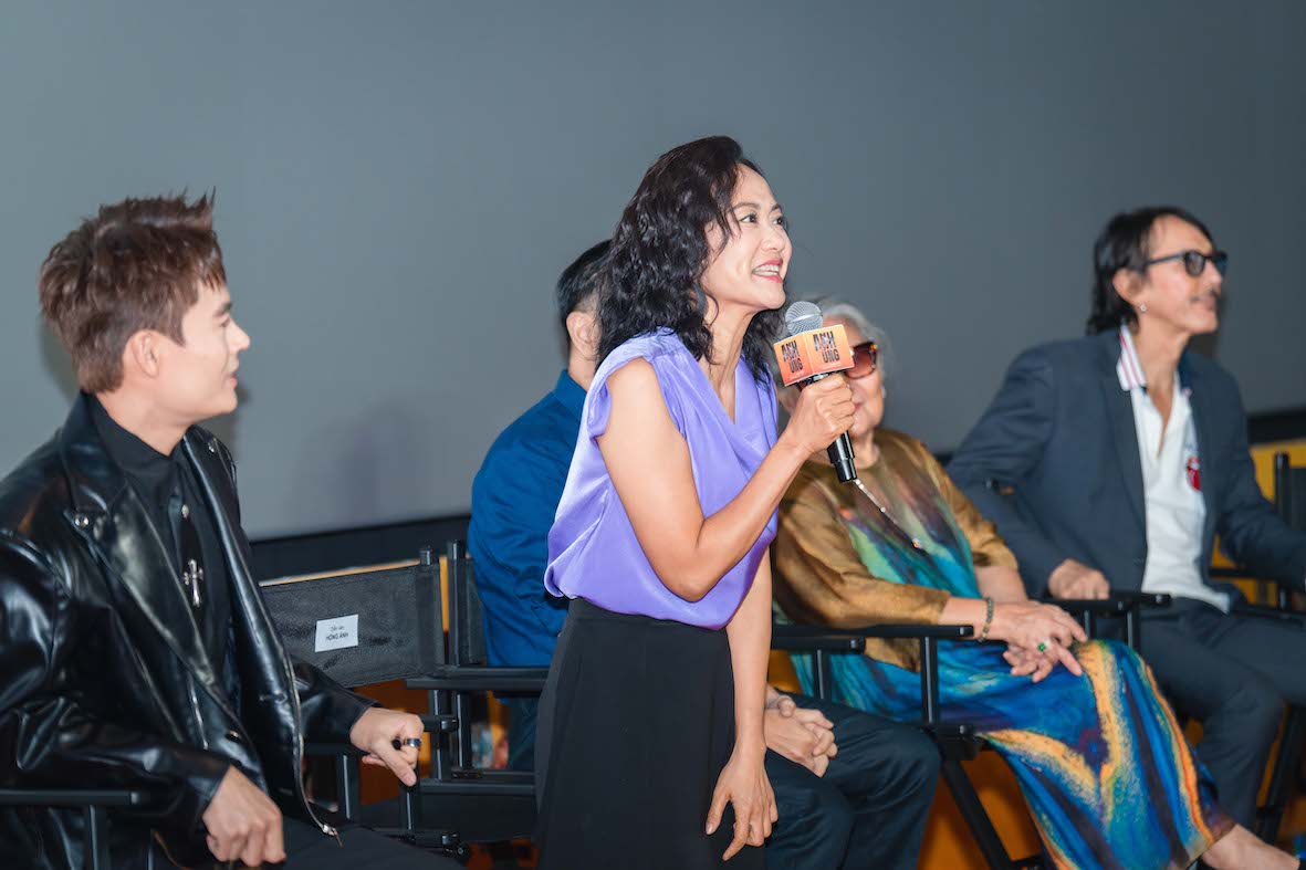 Diễn viên Hồng Ánh dành sự ủng hộ cho đạo diễn 