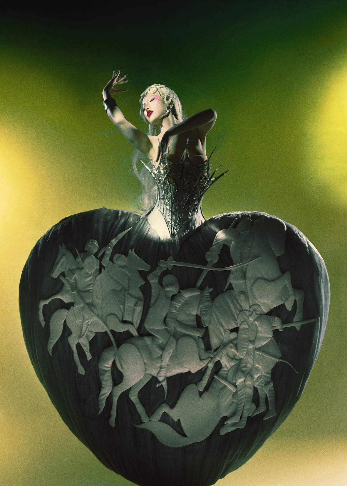 Tạo hình Phùng Khánh Linh trong MV mới phát hành