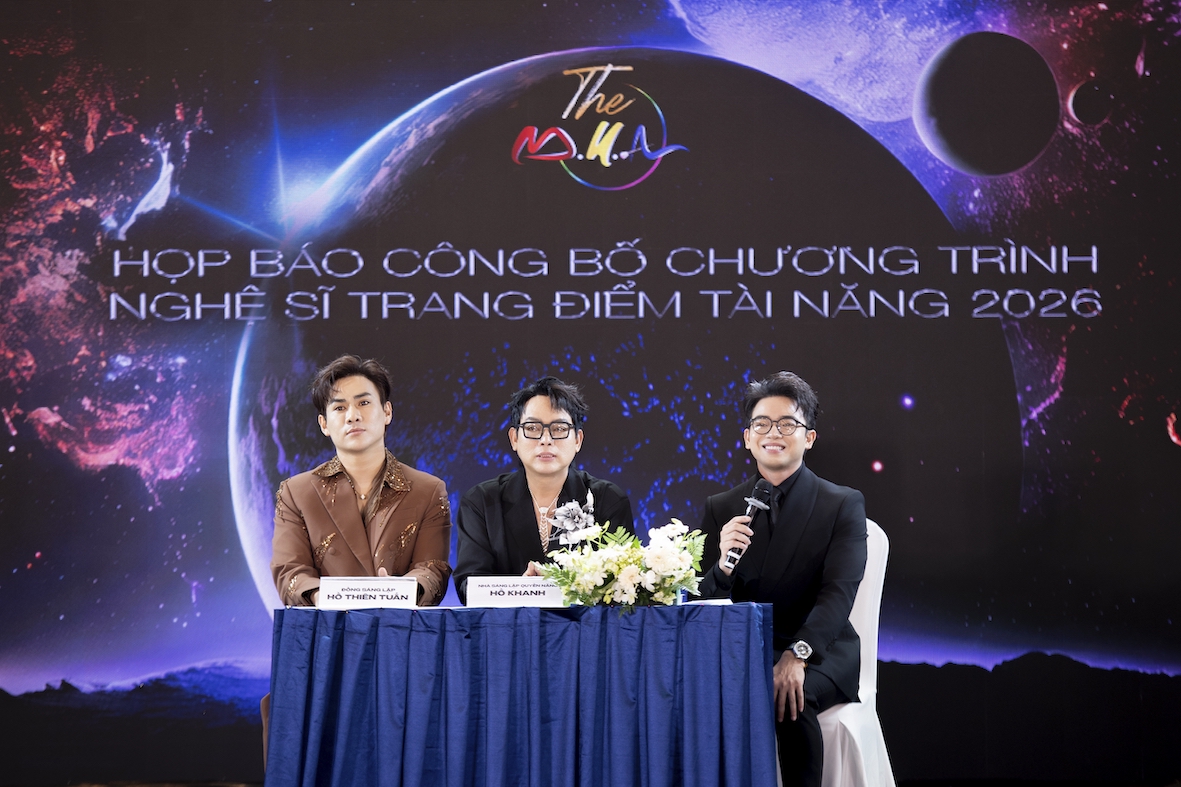 Nghệ sĩ Hồ Khanh, đạo diễn Hải Triều và nghệ sĩ trang điểm Thiên Tuấn trả lời những câu hỏi của báo chí 