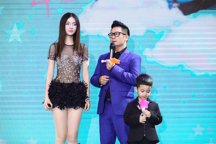 Ca sĩ Bằng Kiều đến chúc mừng con gái nuôi 