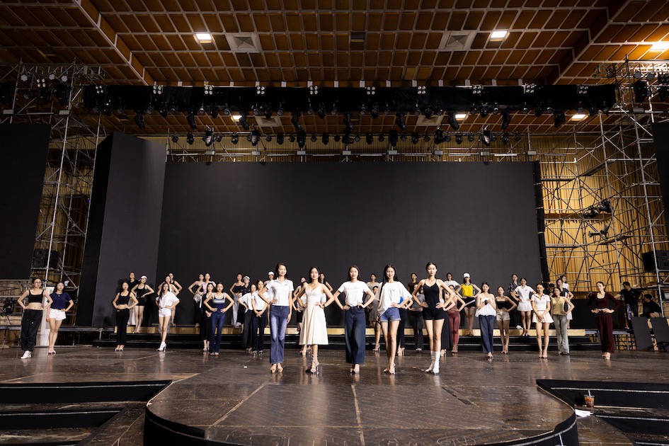 48 thí sinh đang bước vào phần tập luyện cho đêm chung kết diễn ra 25/3