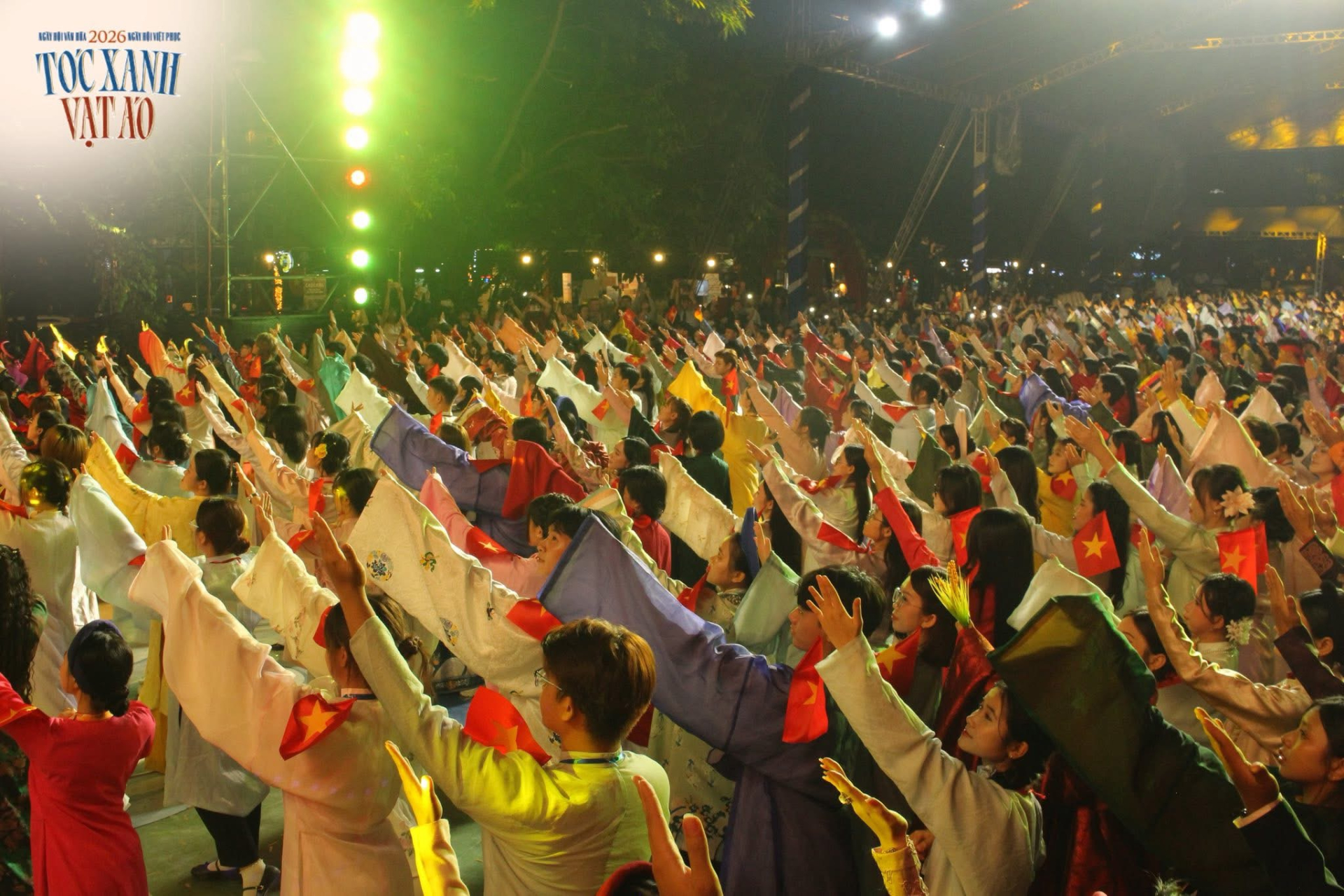 1000 bạn trẻ tham gia đồng diễn với Việt phục