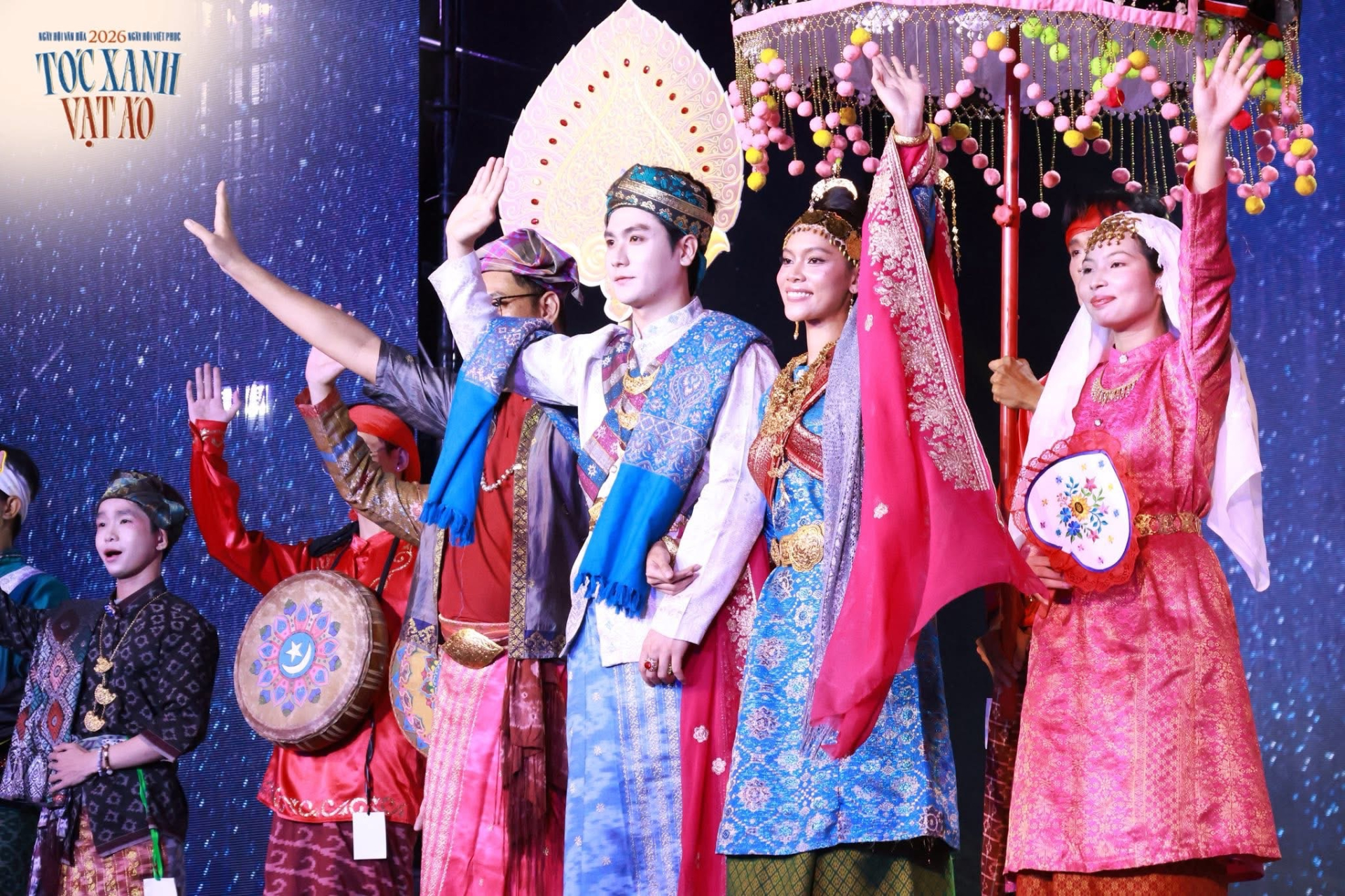  Hơn 1000 bạn trẻ mặc Việt Phục đồng diễn trong ngày hội Tóc xanh vạt áo 