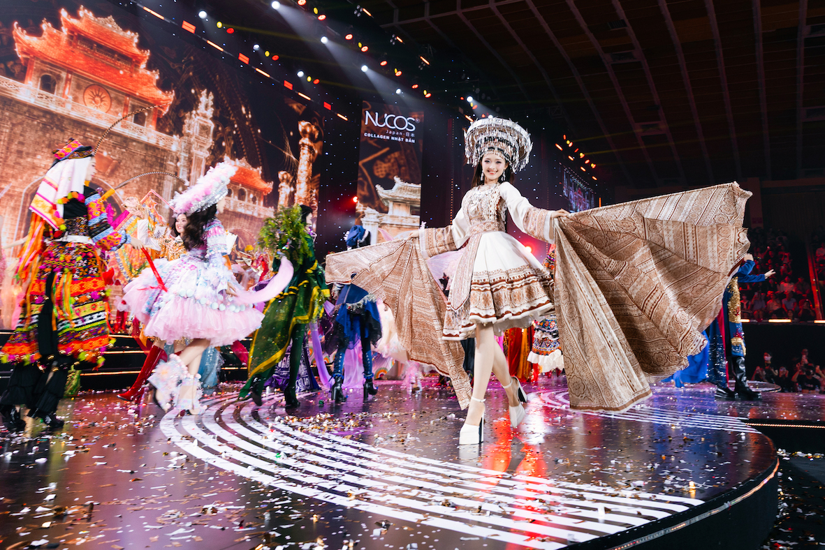 Các thí sinh xuất hiện trong phần thi trang phục văn hoá dân tộc