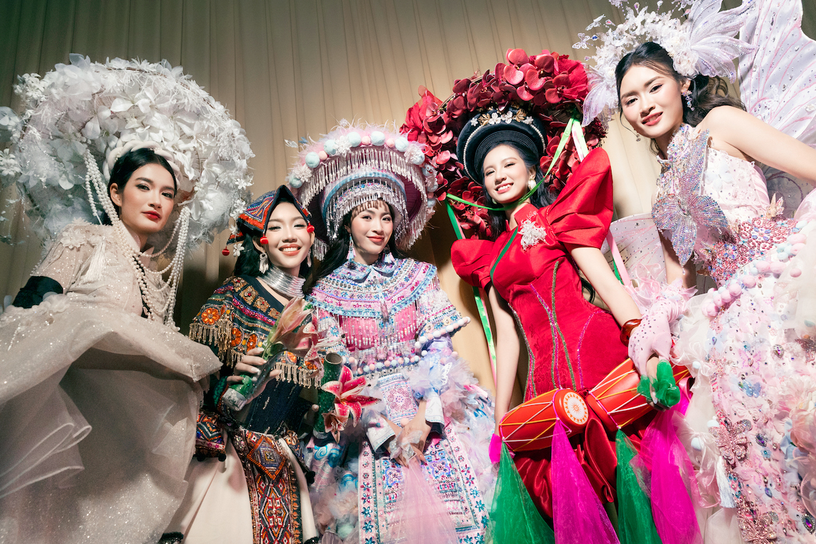 Mỗi bộ trang phục được thiết kế kể về câu chuyện một vùng đất 