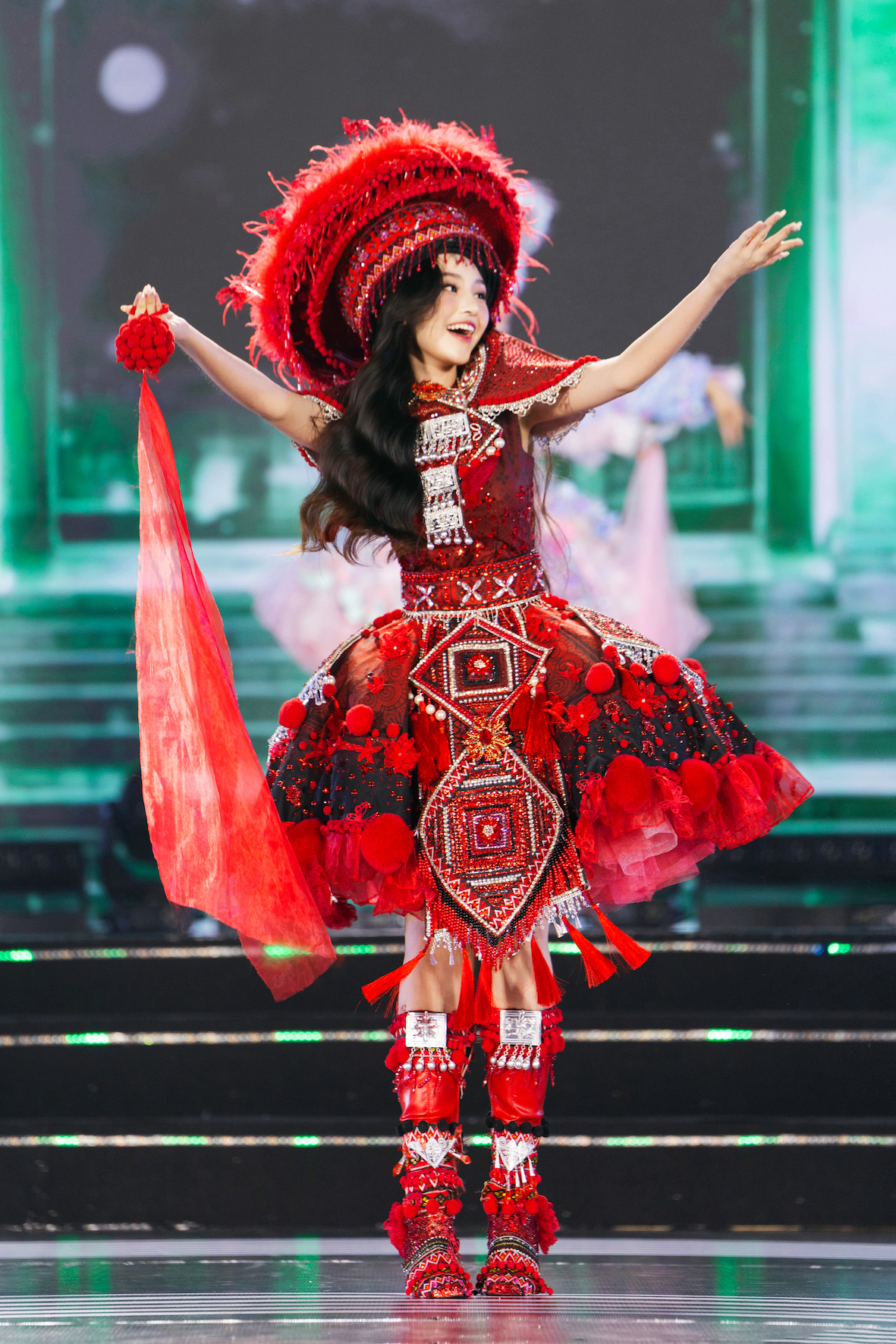 Năm nay các người đẹp còn kết hợp với phần nhày múa trên nền nhạc