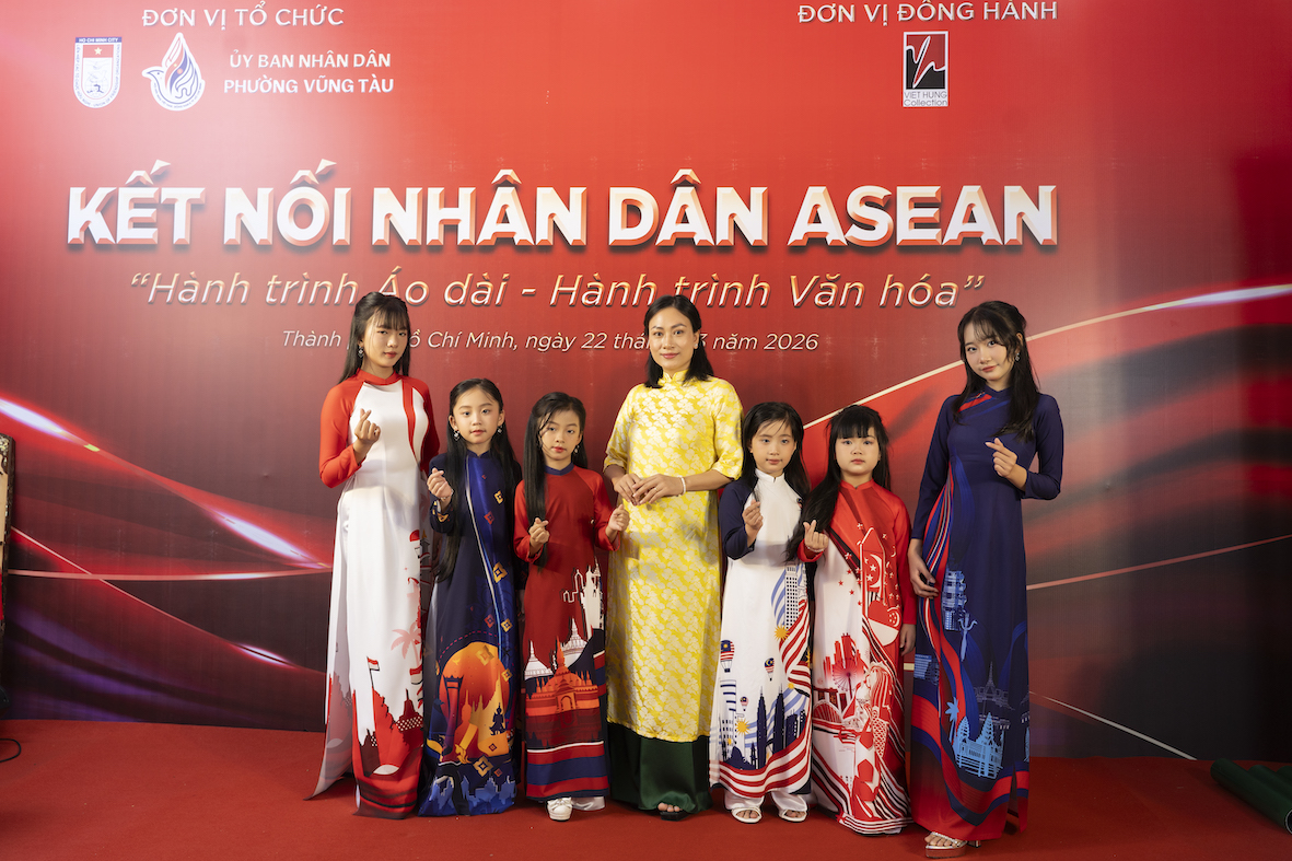 Các mẫu nhí giới thiệu trang phục áo dài với khán giả nước ngoài