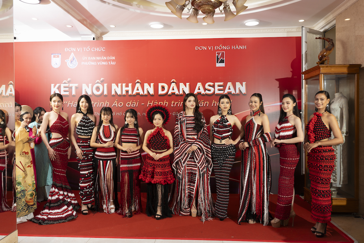 Các người mẫu, Hoa, Á hậu tham gia chương trình biểu diễn 