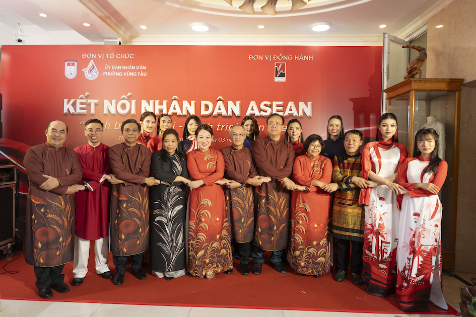 Các đại biểu tham dự thể hiện tinh thần giao lưu kết nối