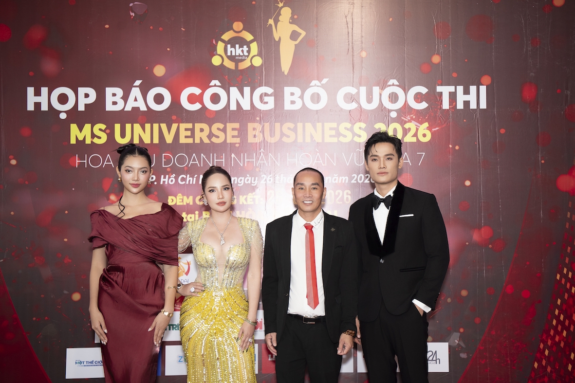 Ông Lê Ngọc Hưng- Trưởng ban tổ chức cùng các thành viên ban giám khảo