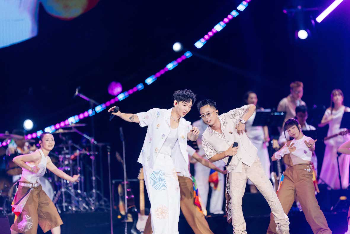 Các khách mời tung hứng với Hoàng Dũng nhiệt tình