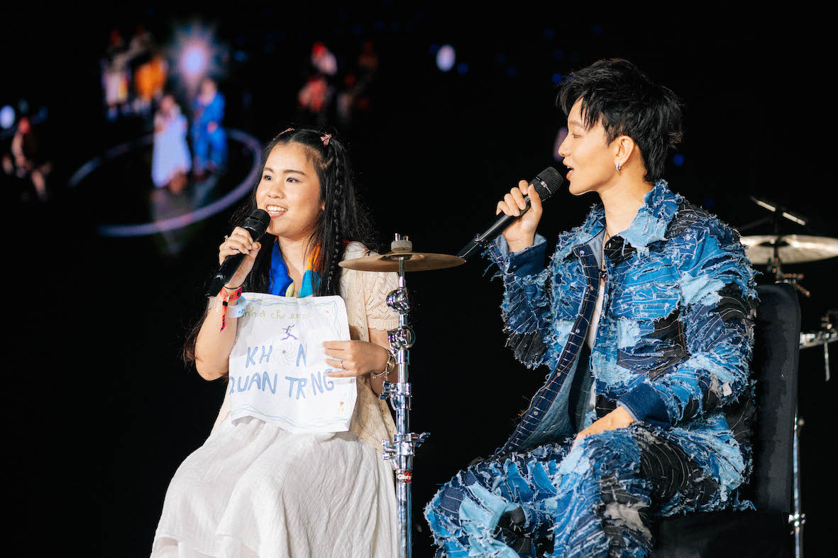 Khán giả song ca cùng Hoàng Dũng