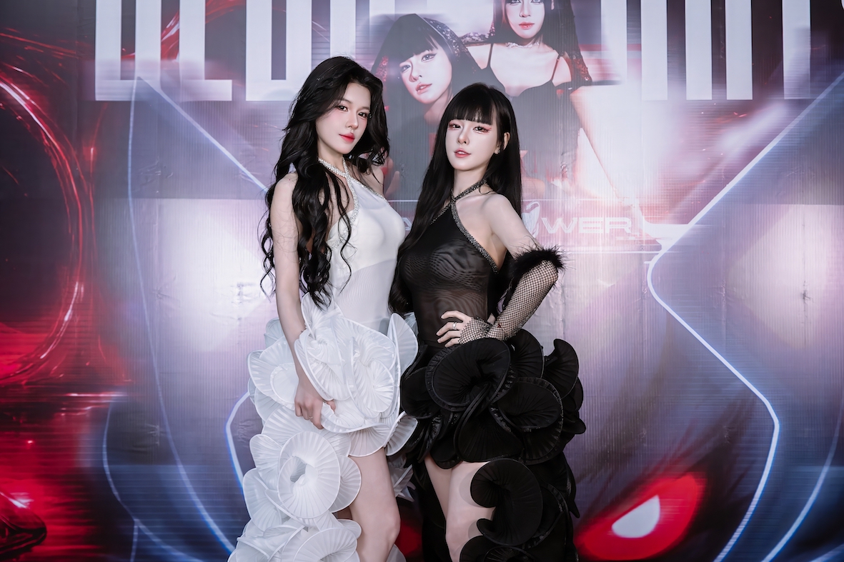 Hai thành viên của nhóm nhạc 