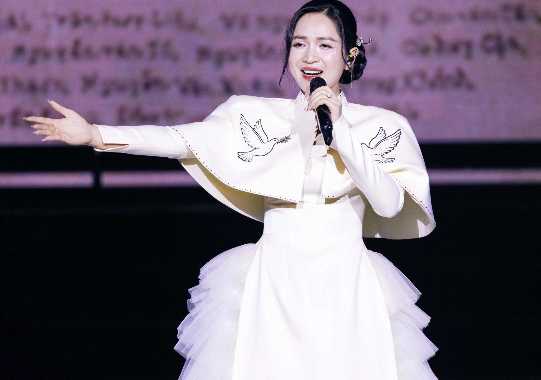 Sự cố hát nhép của ca sĩ Duyên Quỳnh trên sân khấu Làn sóng xanh 2025 nhận về nhiều ý kiến trái chiều từ khán giả