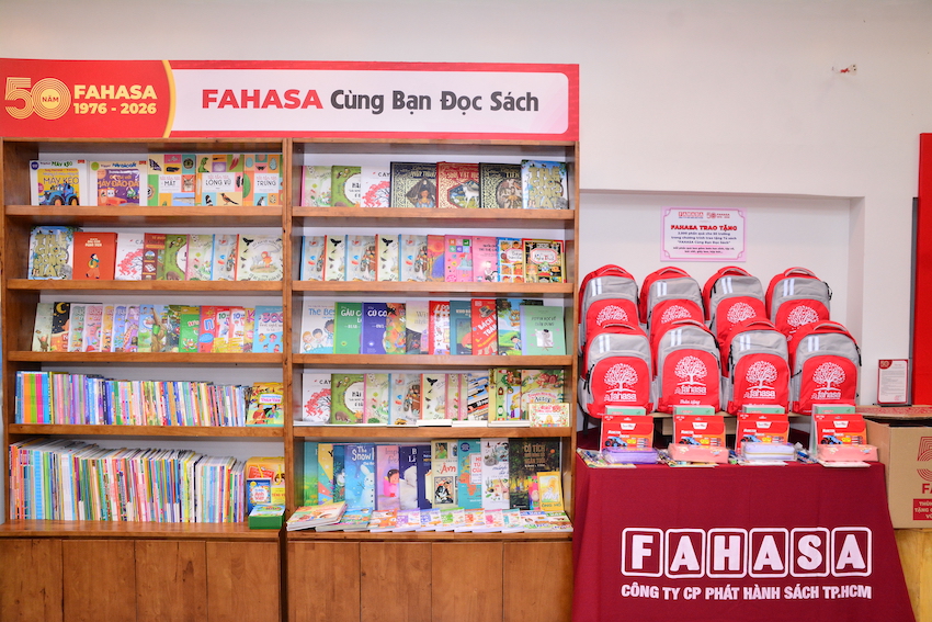 Fahasa dành tặng 50 tủ sách cho 50 trường học 