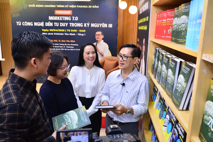 Diễn giả trao đổi với lãnh đạo Fahasa