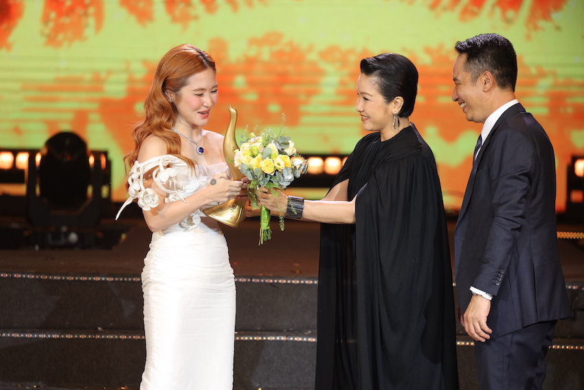 Hương Tràm bất ngờ nhận giải Album của năm