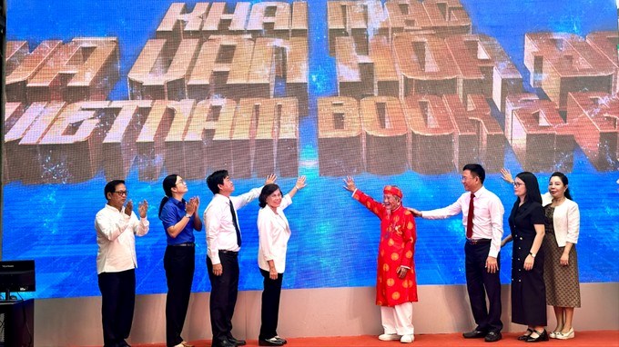 Các đại biểu thực hện nghi thức khai mạc ngày hội