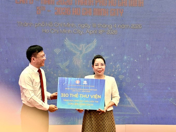 Đại diện BTC trao tặng thẻ thư viện miễn phí 