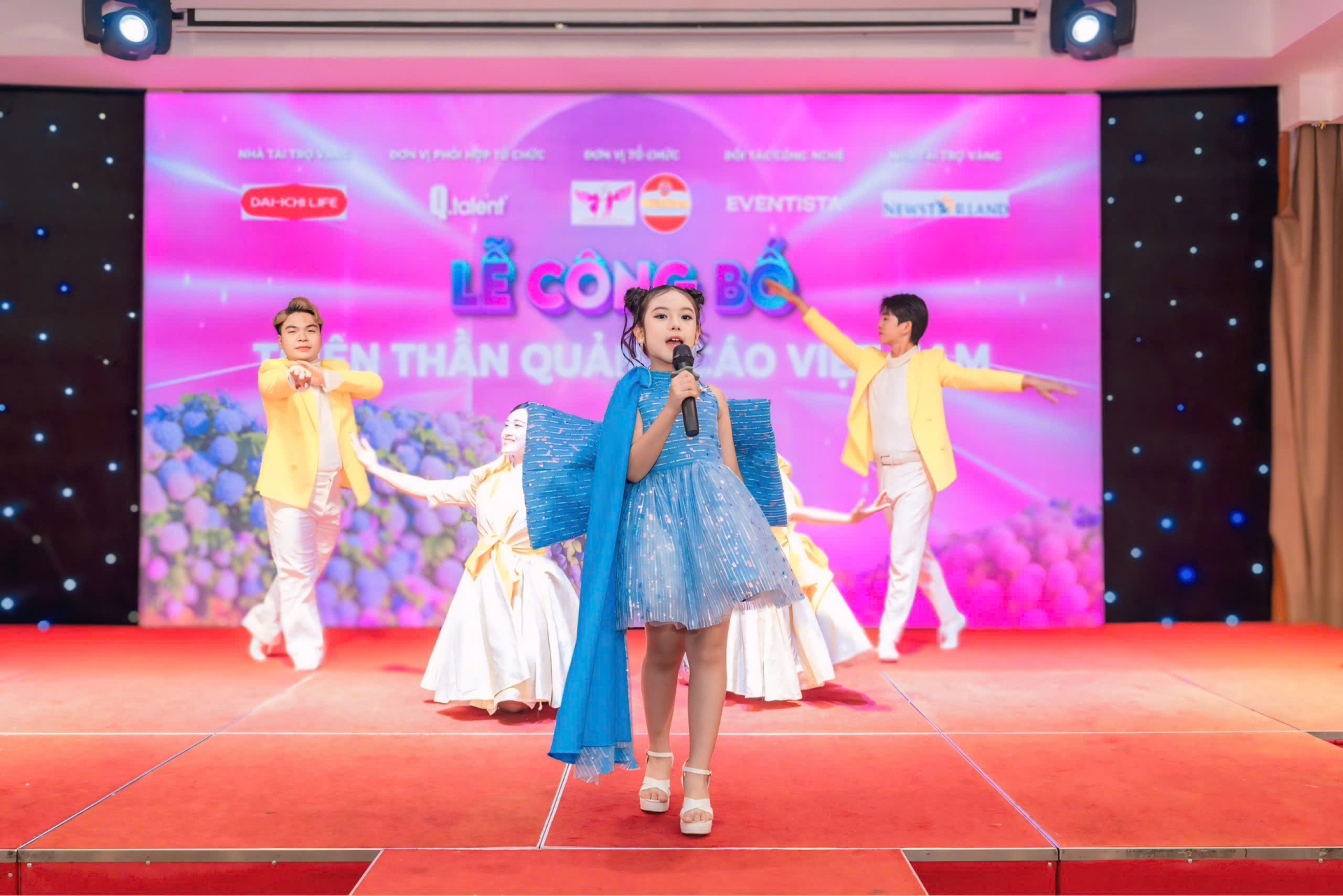 Các bé tham gia biểu diễn trong lễ công bố 