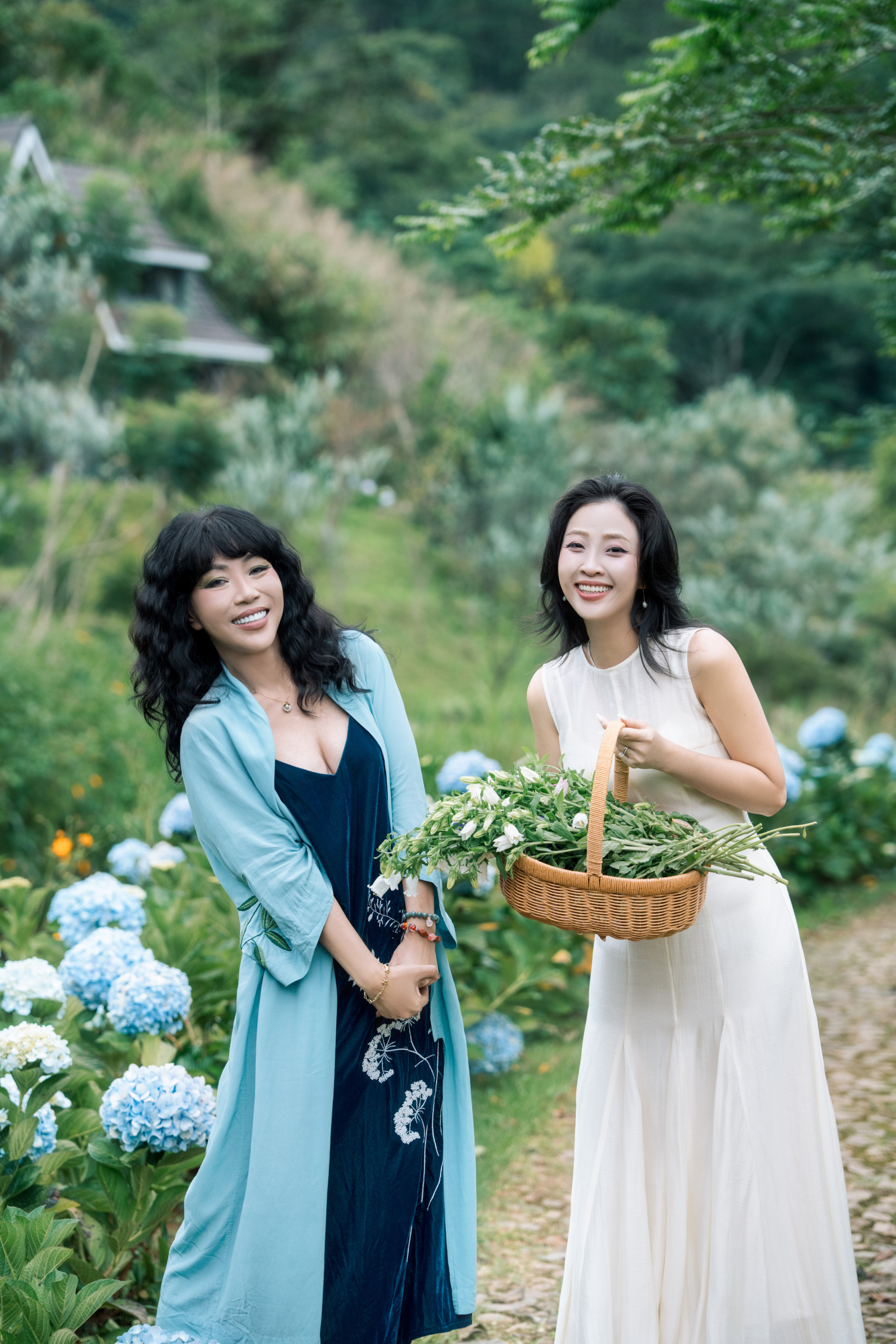 Liêu Hà Trinh kết hợp với Trác Thuý Miêu trong Chị À 