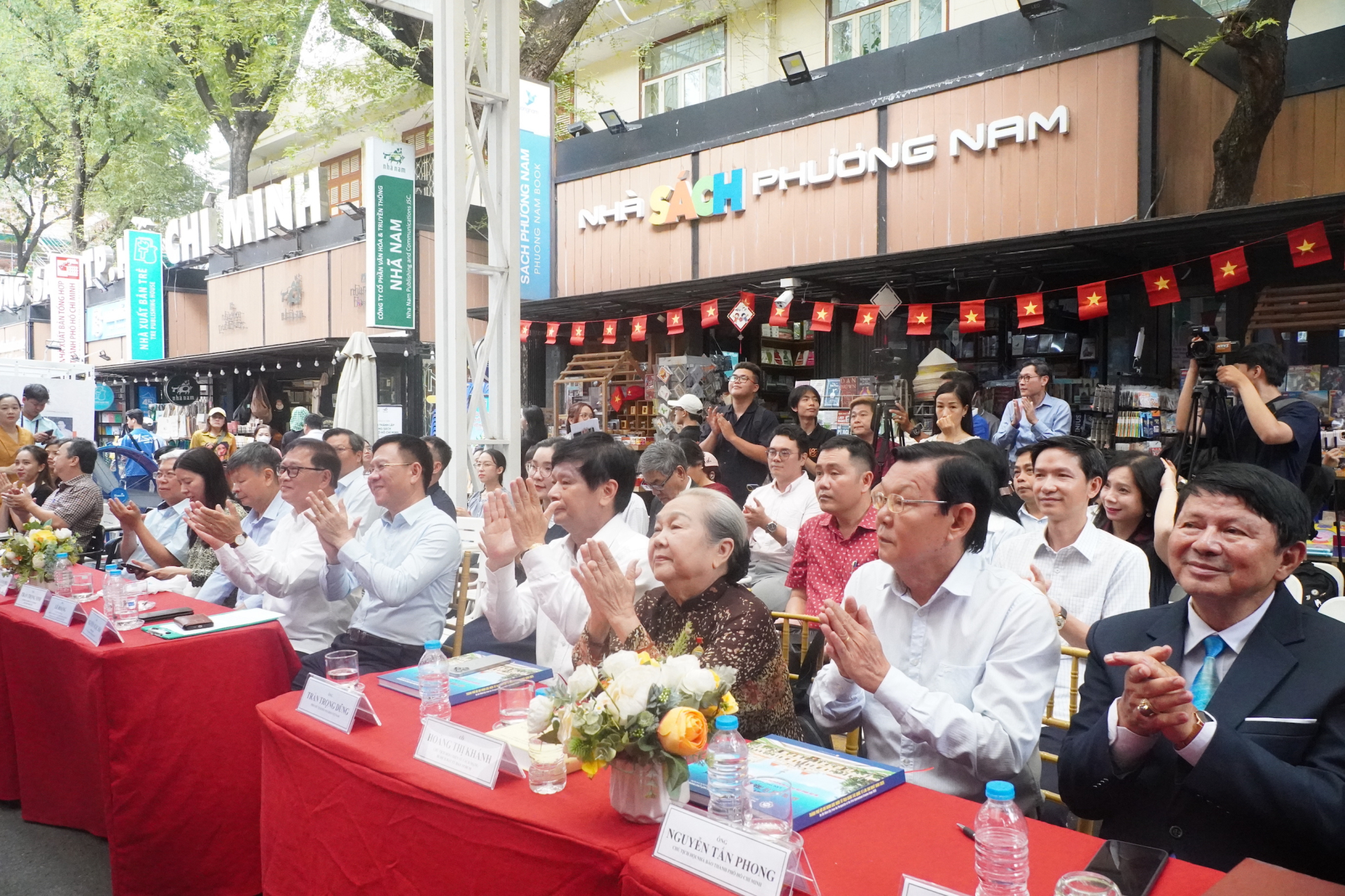 Các đại biểu tham dự sự kiện ra mắt tại Đường sách TPHCM sáng 23/4