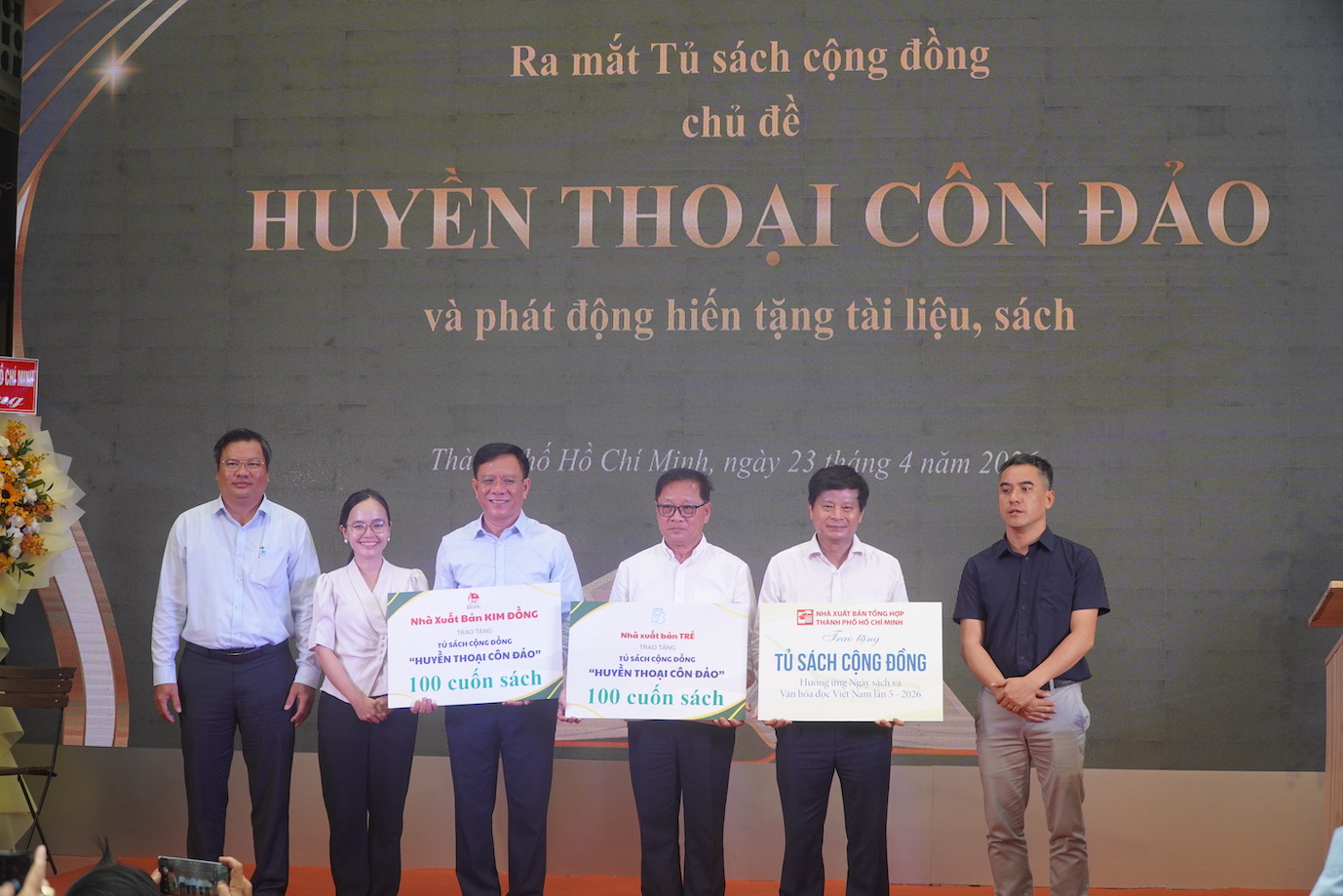 Ban tổ chức nhận được sự ủng hộ từ nhiều nguồn đóng góp cho tủ sách