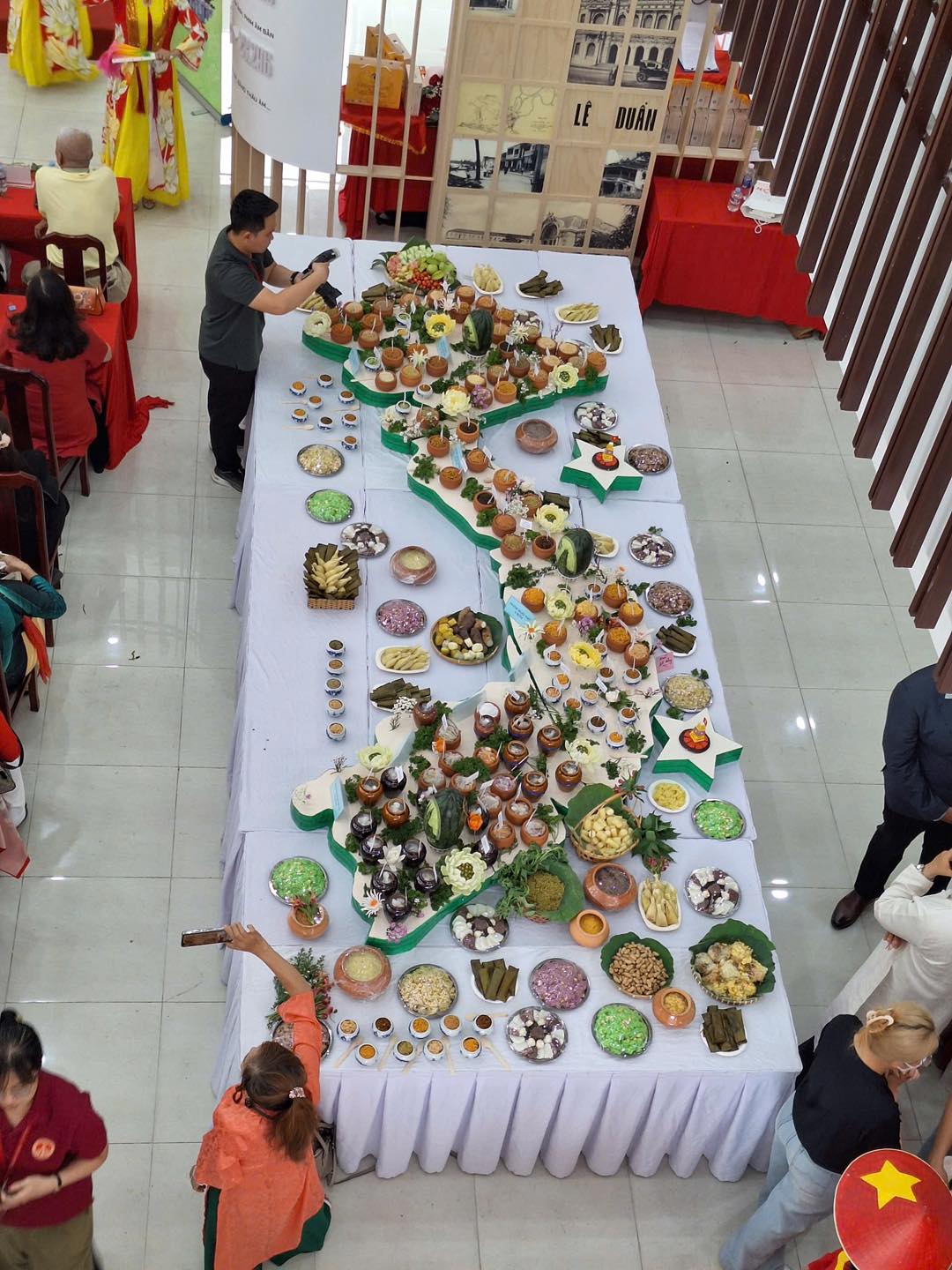 Các món muối được trình bày theo hình bản đồ Việt Nam mang lại nhiều cảm xúc thú vị cho công chúng