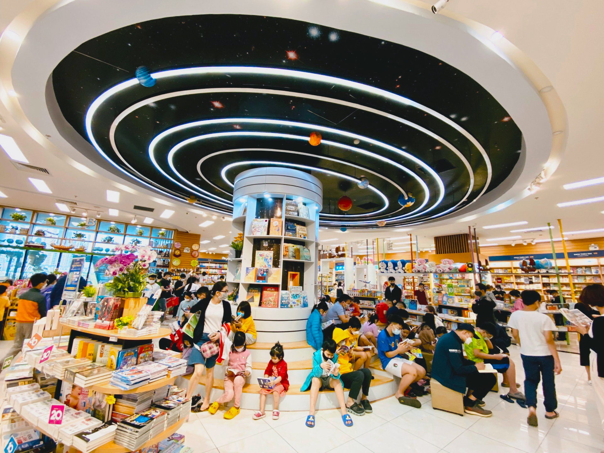 Các nhà sách FAHASA hiện đại với lối thiết kê mở, thu hút bạn đọc 