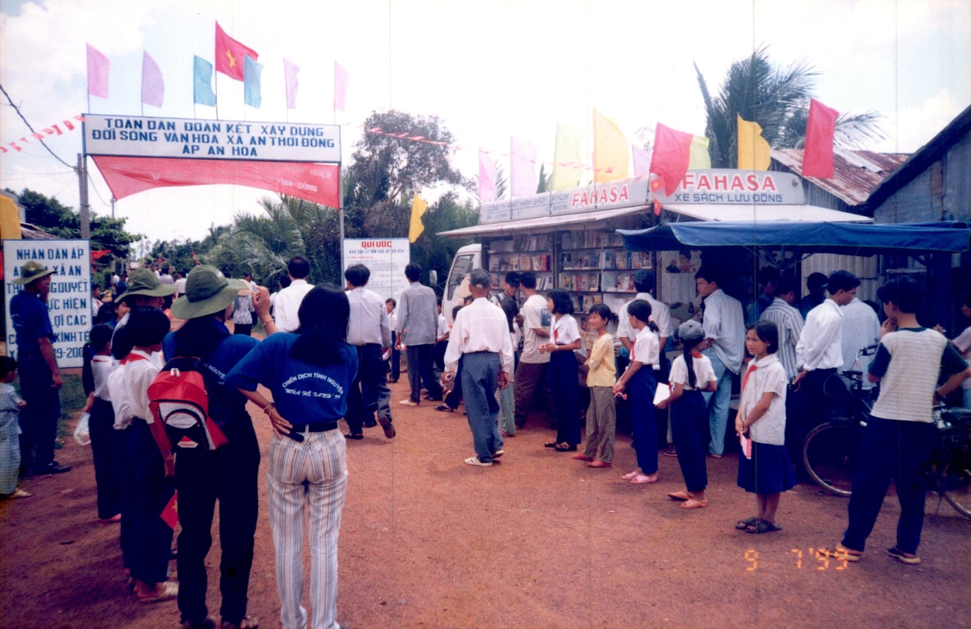 Những chiếc xe sách lưu động đến với người dân ngoại thành