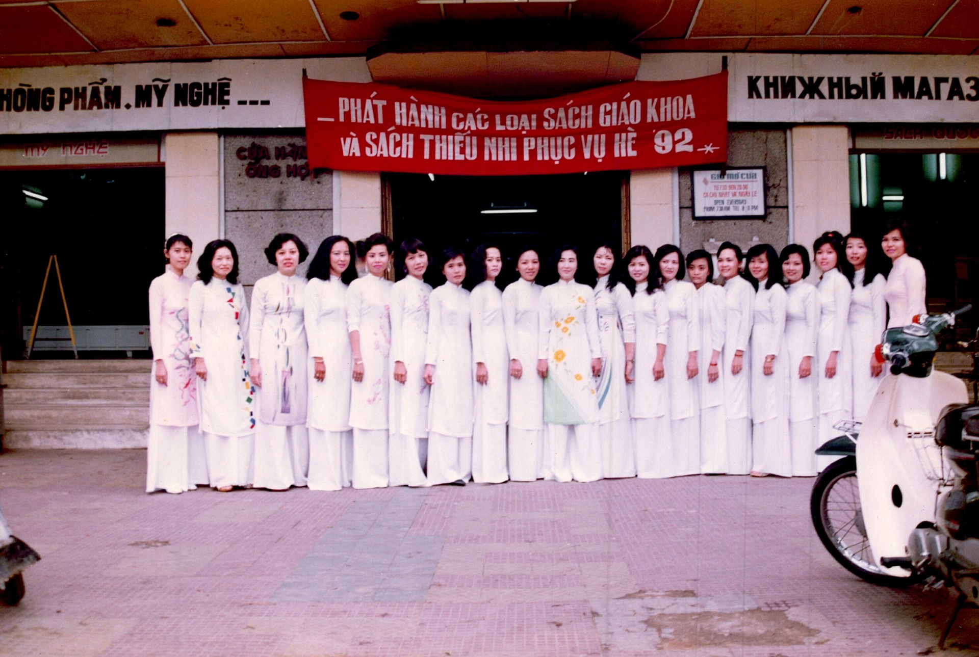 Hình ảnh nhà sách Nguyễn Huệ năm 1992