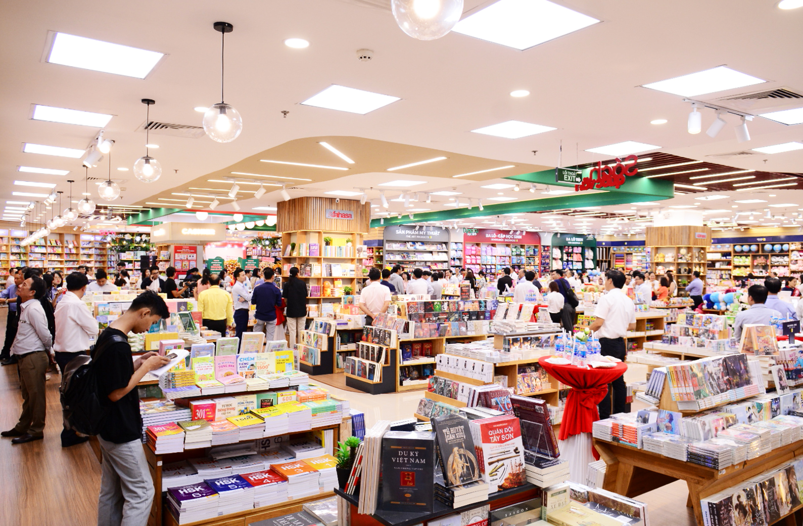 Một góc nhà sách FAHASA Phạm Văn Đồng, TPHCM 