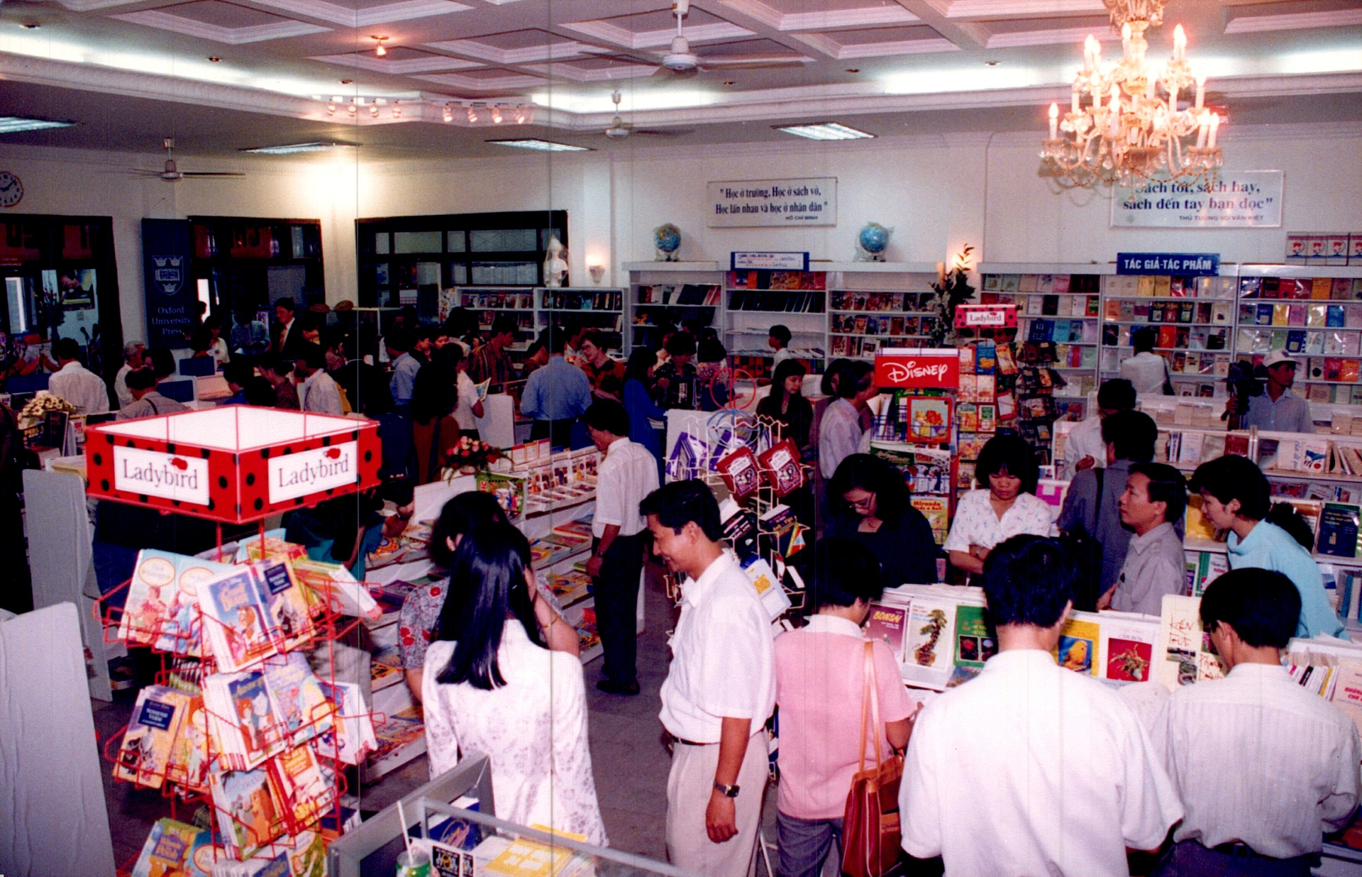 Hình ảnh bạn đọc đến nhà sách Xuân Thu năm 1998