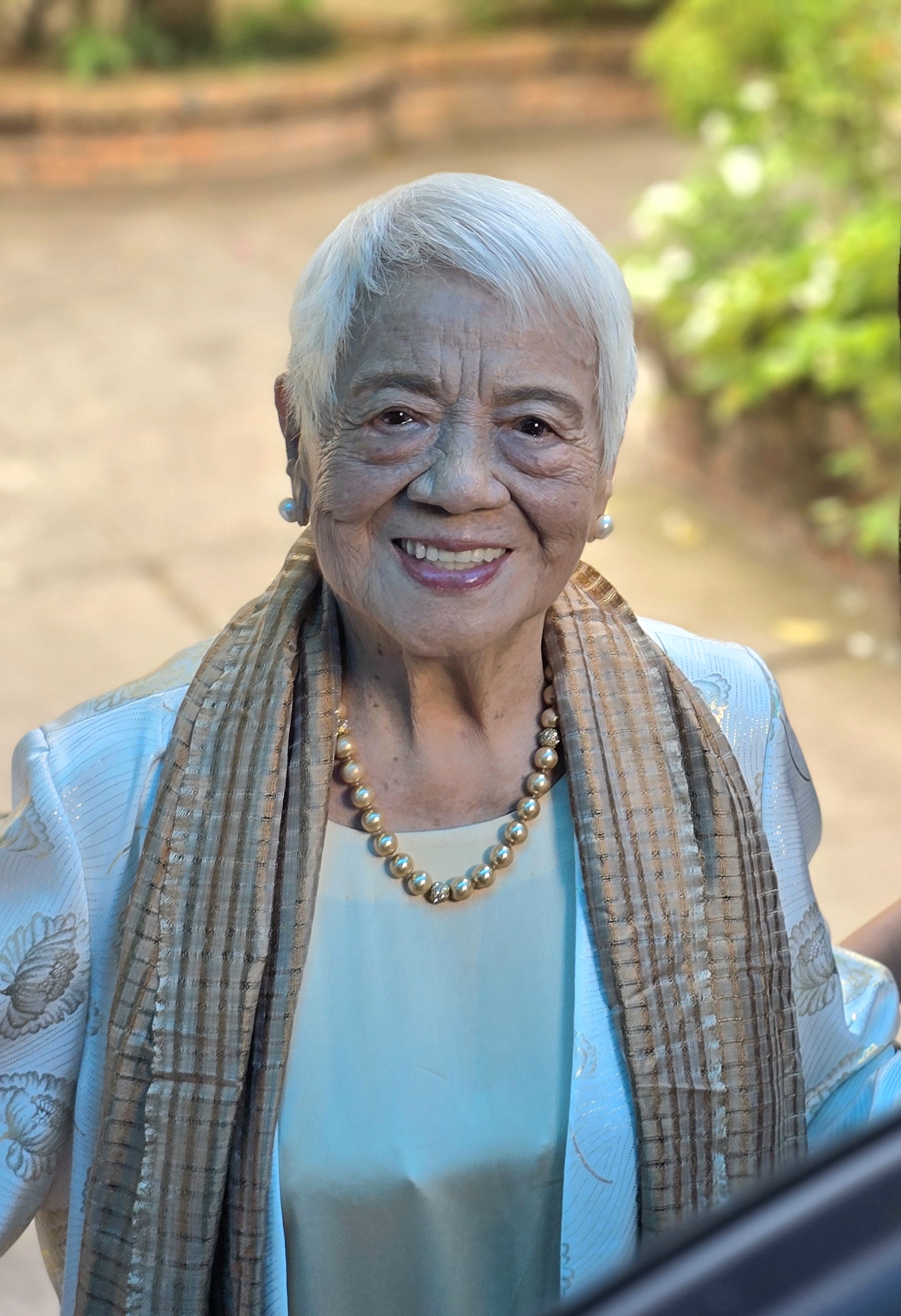 Ở vào độ tuổi U100, bà vẫn viết sách và có nhiều cống hiến cho văn hoá đọc