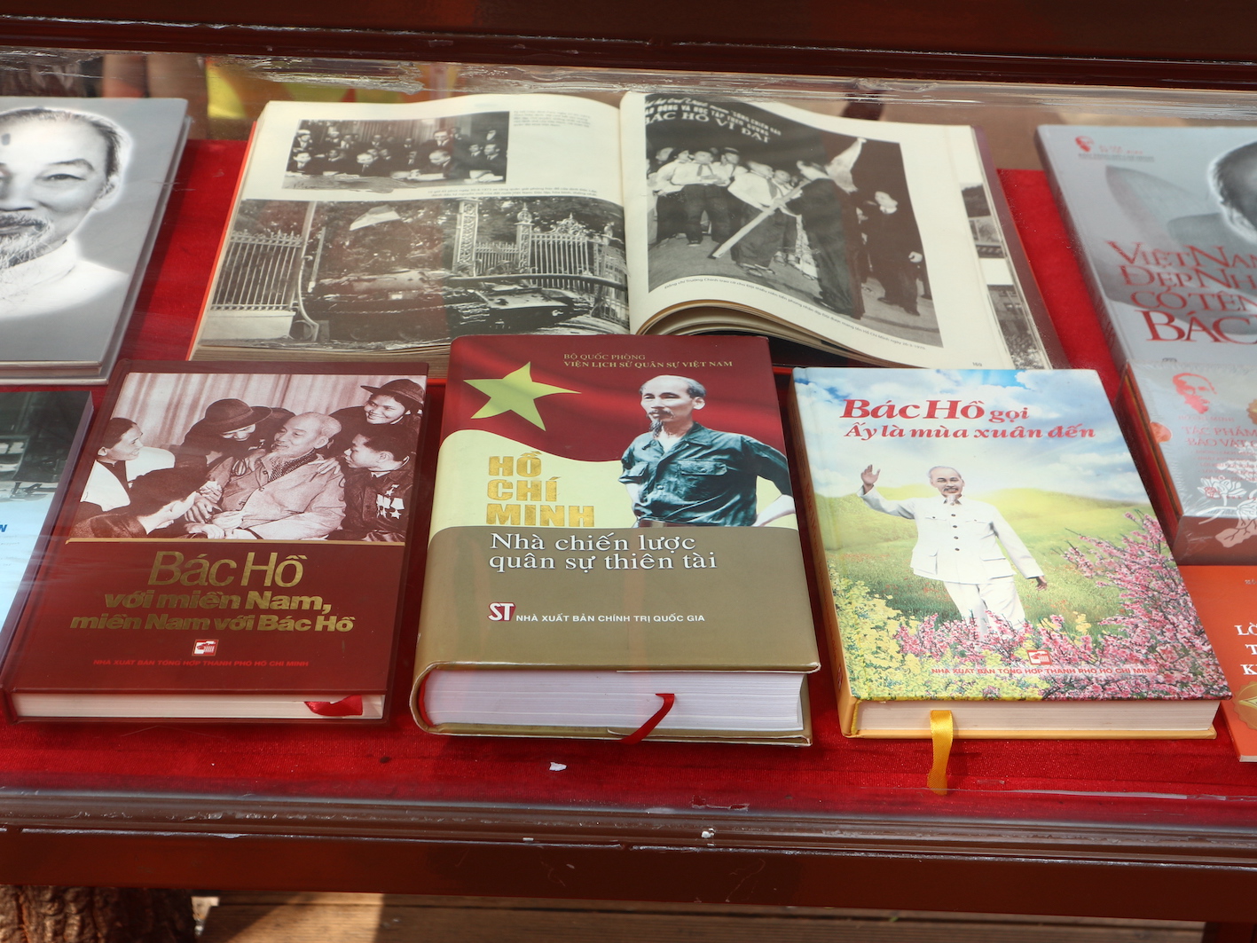 Các tập sách quý về Bác Hồ được giới thiệu với bạn đọc