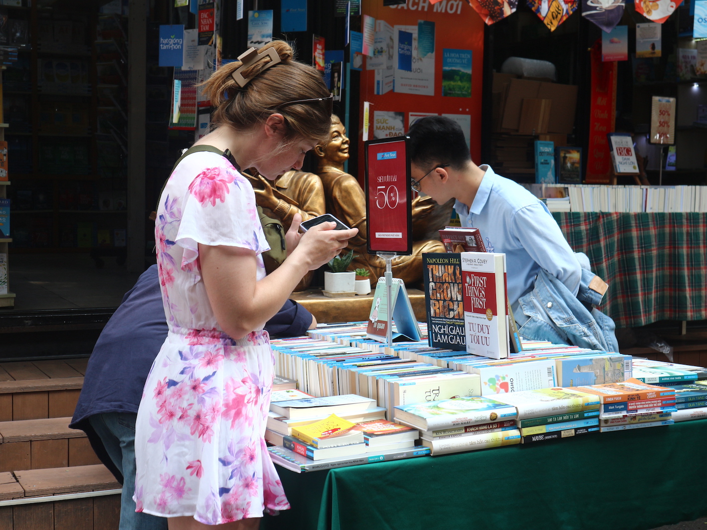 Nhiều bạn đọc người nước ngoài hào hứng tham quan khu trưng bày