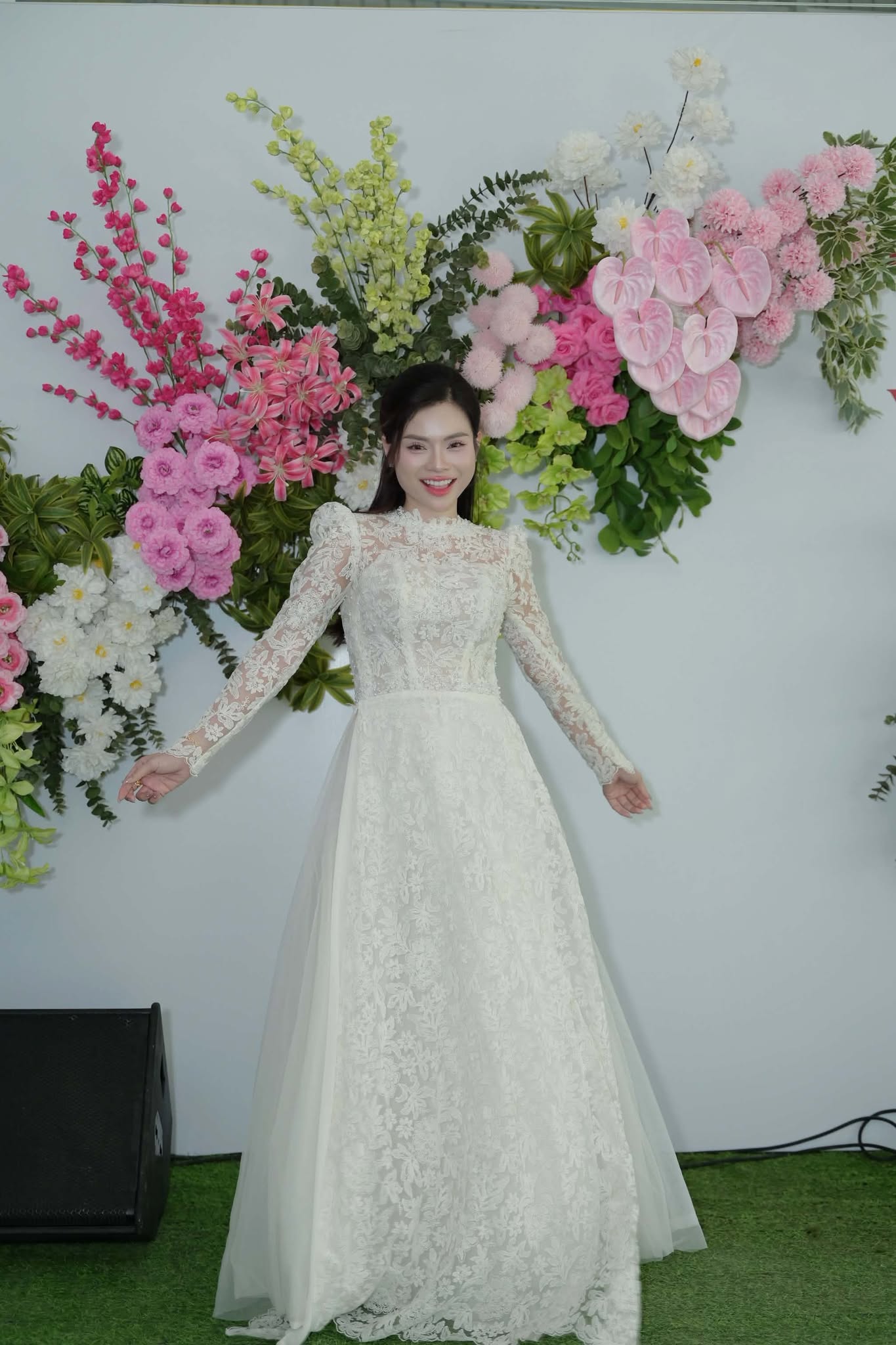 Hà Yến Vy nhận được sự ủng hộ của các giọng hát đàn anh như Quang Lê và Quốc Đại