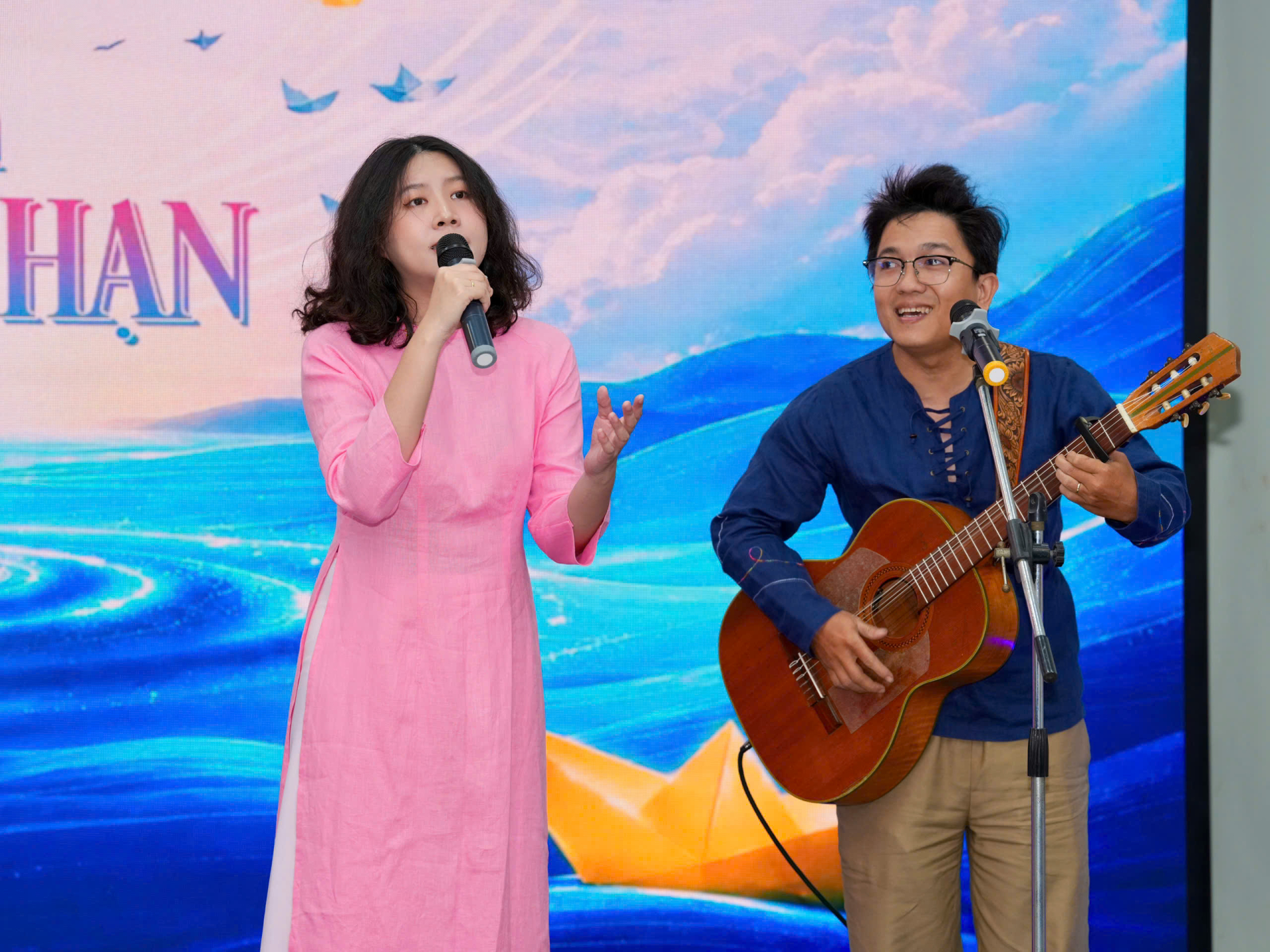 Ca sĩ Hoàng Trang hát mừng tại buổi lễ ra mắt cuộc thi