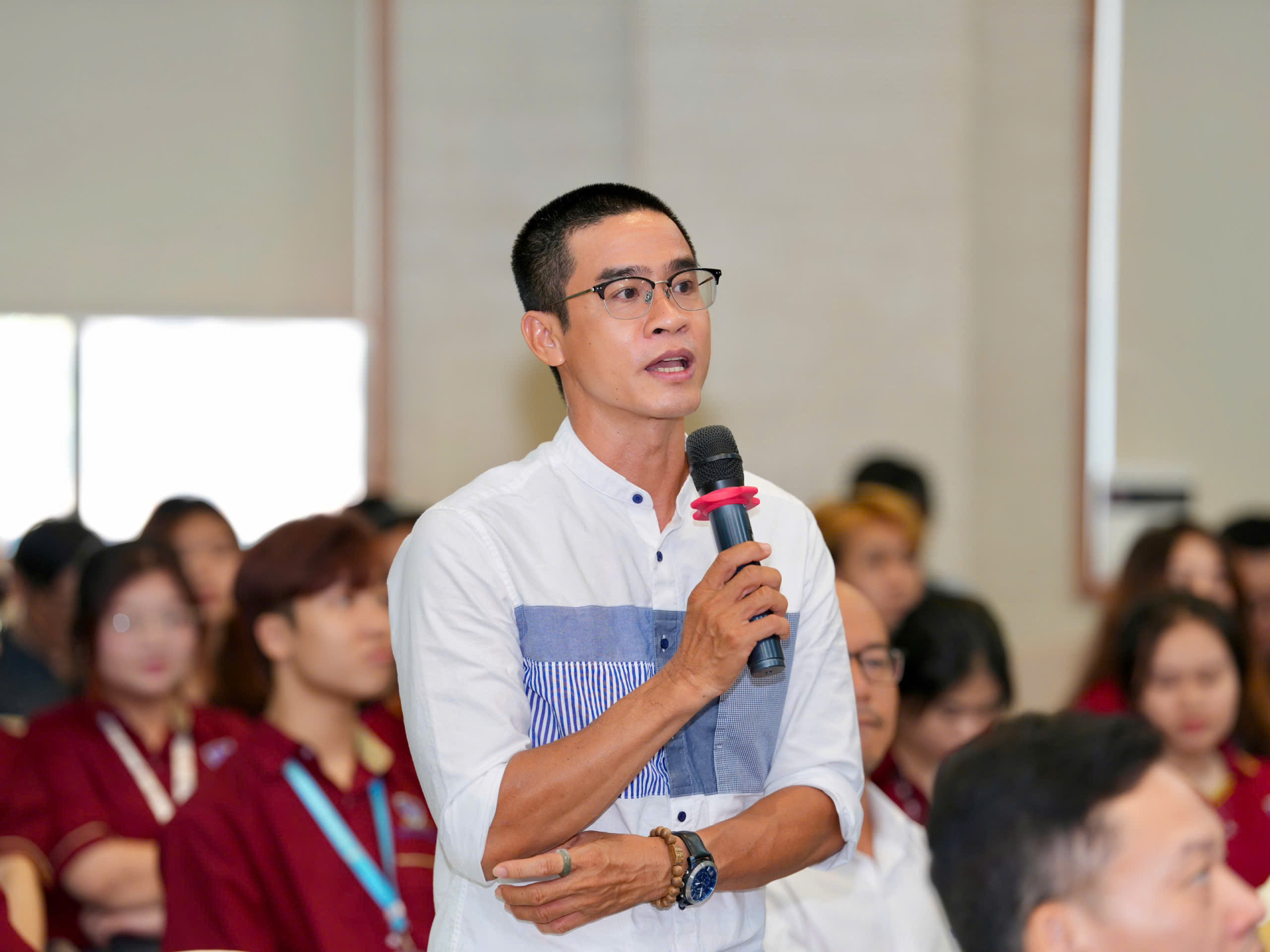 Nhà thơ Nguyễn Phong Việt -thành viên ban giám khảo